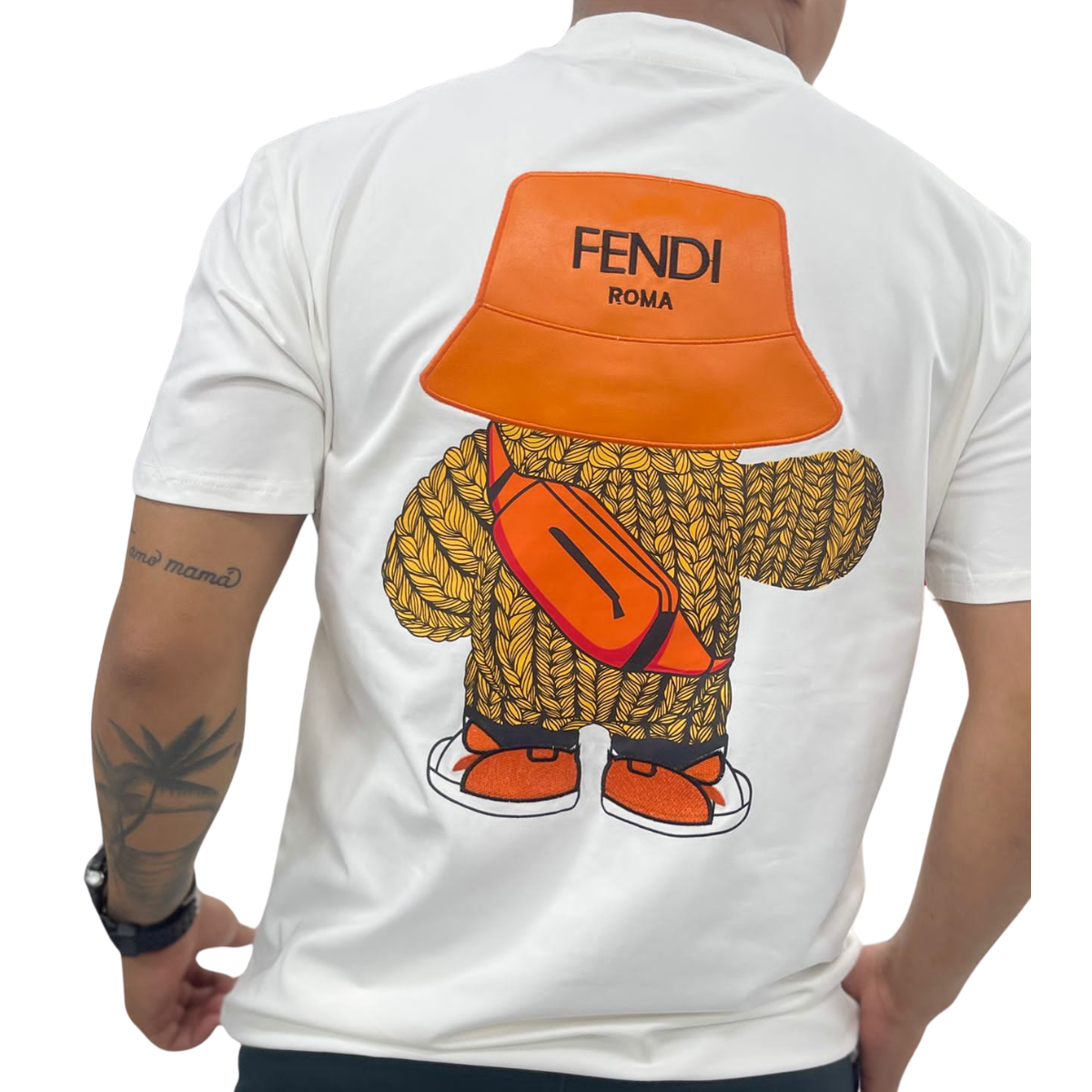 Comprar Camiseta Fendi Playera Hombre en Onlineshoppingcenterg Si estás buscando comprar camiseta Fendi playera hombre, en Onlineshoppingcenterg encontrarás las mejores opciones. Fendi es sinónimo de estilo y calidad, y sus camisetas y playeras para hombre son perfectas para quienes buscan una prenda de moda exclusiva y sofisticada. A continuación, te explicamos por qué elegir una camiseta Fendi es una gran decisión y te ayudamos a resolver todas tus dudas.  ¿Por Qué Elegir una Camiseta Fendi? Las camisetas Fendi son conocidas por su diseño distintivo y elegante. Incorporan detalles únicos como el famoso diseño de "ojos Bag Bugs" y materiales de alta calidad que aseguran comodidad y durabilidad. La camiseta Fendi ojos amarillos y la camiseta Fendi blanca son populares por su estilo moderno y llamativo.  Ventajas de Comprar una Playera Fendi Hombre Calidad y Estilo Exclusivo: Fendi garantiza una calidad excepcional y diseños que destacan, como la playera Fendi ojos y la camisa Fendi negra. Variedad de Diseños: En Onlineshoppingcenterg ofrecemos opciones para todos los gustos, desde la camiseta Fendi Roma hasta la camiseta Fendi Bag Bugs. Ideal para Diferentes Ocasiones: Las camisas Fendi para hombre se adaptan a cualquier situación, ya sea una salida casual o una ocasión especial. Opciones Populares de Camisetas Fendi para Hombre Camiseta Fendi Negra y Blanca La camiseta Fendi negra es ideal para quienes buscan un look elegante y discreto. Si prefieres un estilo más fresco, la playera Fendi blanca es una excelente elección.